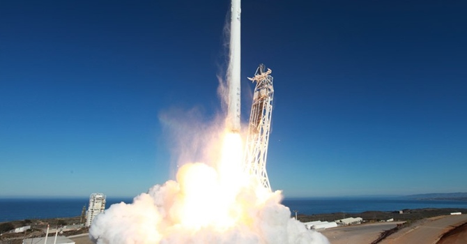 SpaceX to successfully land and recover a rocket on floating platform in 2015